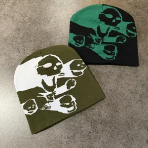 Detailansicht der winterlichen gestrickten Totenkopf-Mütze mit Geistermuster, stylischer Streetwear.