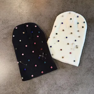 Stijlvolle gebreide muts voor dames met strass-steentjes en veiligheidsspelden, warme winter.