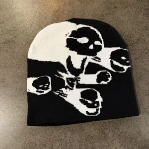 Schwarze und weiße Strickmütze Detail mit cooler Totenkopf Grafik für Herbst und Winter.