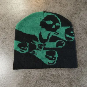 Detailansicht der schwarz-grünen Totenkopf Strickmütze, warme Hip-Hop Mütze Winter.