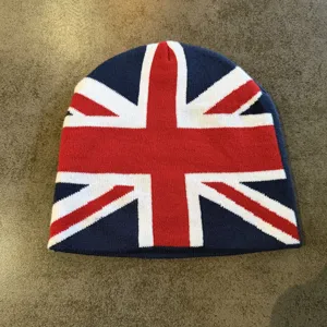 Detailopname van de Britse Union Jack vlag gebreide muts, warme en stijlvolle winterhoofddeksel.