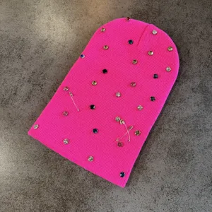 Roze gebreide muts met strass en veiligheidsspelden, warme punk wintermuts voor dames.