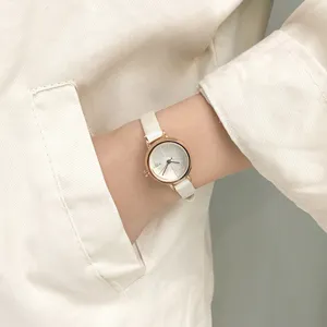Minimalistisch klein quartz horloge voor dames met witte lederen band en roségouden kast.