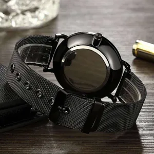 Schwarze minimalistische Mesh Quarz Uhr Detailansicht, eleganter Business Stil Alltag.