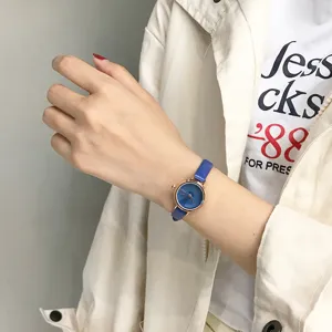 Minimalistisch dames quartz horloge met blauwe lederen band en kleine ronde wijzerplaat.