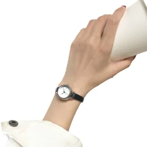 Minimalistisch dames quartz horloge met kleine ronde wijzerplaat en zwarte lederen band.