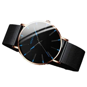 Minimalistische Quarz-Armbanduhr mit schwarzem Mesh-Band und edlem Roségold-Gehäuse.