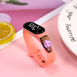 Niedliche rosa LED Digital Uhr für Schüler mit Cartoon Bär Armband und leuchtendem Display.