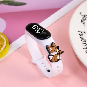 Nahaufnahme der weißen Silikon LED Digital Elektronikuhr mit süßem Cartoon Fuchs Anhänger.