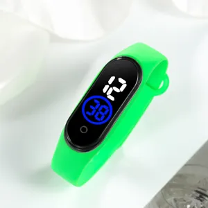 Primo piano dettagliato del vivace cinturino in silicone verde e dello schermo LED digitale.