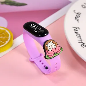 Nahaufnahme der lila Silikon LED Elektronikuhr mit niedlichem Cartoon Lotusblumen Design.