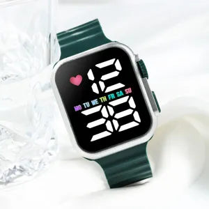 Montre numérique LED carrée pour étudiant avec bracelet vert et affichage stylé.