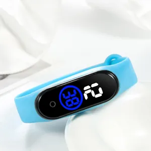Orologio elettronico LED in silicone blu, design elegante con display chiaro e comodo da indossare.