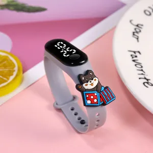Detailansicht der niedlichen Cartoon Silikon LED Elektronikuhr mit Tierschmuck für Mädchen.