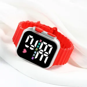 Gros plan de la montre numérique LED rouge élégante avec boîtier carré et bracelet en silicone.