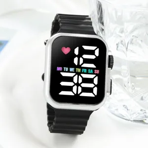 Montre électronique LED carrée avec boîtier argenté et bracelet en silicone noir, détail.