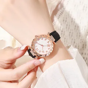 Detailansicht Damen Quarzuhr mit Roségold Gehäuse, Strasssteinen und schwarzem Lederarmband.