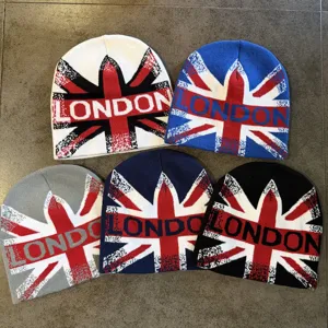 Modieuze winter gebreide muts met london letters voor outdoor sport en vrije tijd.