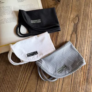 Masque de protection solaire en soie glacée respirante avec attaches oreillettes noir, blanc, gris.