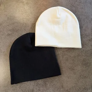Set de gorros de punto cálidos y casuales para el invierno en negro y blanco, tela suave y cómoda.