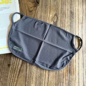 Gros plan détaillé montrant le tissu texturé respirant et la conception du masque solaire.