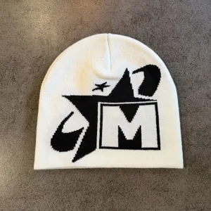 Detalle de gorro de punto con patrón gráfico en blanco y negro, gorro de invierno streetwear.