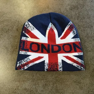 Gebreide muts met Britse vlag en London letterontwerp, warme wintermuts voor outdoor.