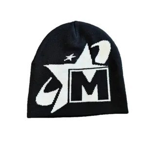 Gorro de punto negro con estrella blanca y letra M para mantener el calor en invierno.