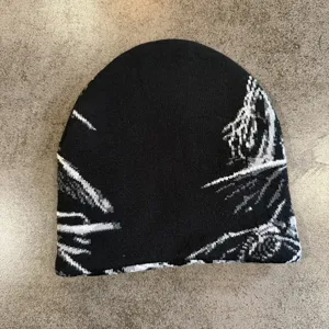 Schwarze Strickmütze mit abstrakten weißen Bergen, warme Y2K Streetwear Wintermütze.