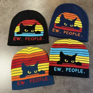 Bonnet en tricot rayé tendance avec motif de chat noir mignon pour l'hiver chaud.