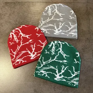 Vue détaillée du bonnet en tricot style streetwear avec motif jacquard éclair, multicolore.