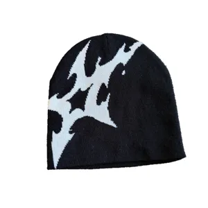 Stilvolle schwarze Beanie mit weißem Flammenmuster, ideal für Herbst und Winter im Streetwear-Look.