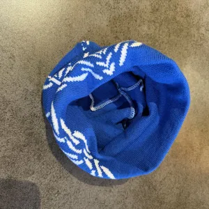 Nahaufnahme der blauen Y2K Streetwear Strickmütze mit ihrem einzigartigen Kettenmuster Detail.