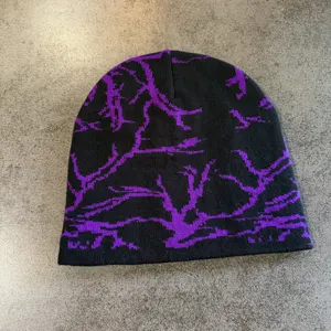 Bonnet en tricot noir et violet avec motif jacquard de branches, parfait pour le streetwear.