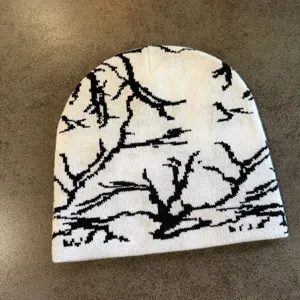 Vue detaillee de bonnet en tricot jacquard noir et blanc streetwear mode hiver
