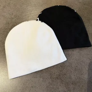 Bonnet en tricot avec motif jacquard cœur et toile d'araignée, bonnet chaud en laine pour l'hiver.