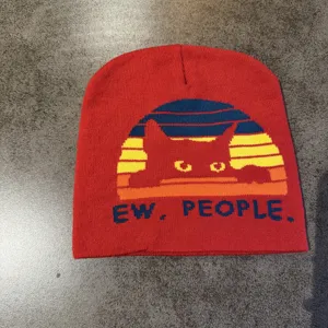 Bonnet tricoté d'hiver rouge avec motif chat mignon coucher de soleil et texte amusant.