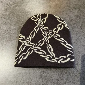 Nahaufnahme einer trendigen Y2K Strickmütze mit Kettenmuster, warmer Streetwear Pulloverhut.