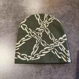 Dunkelgrüne Strickmütze mit weißem Kettemuster, Y2K Streetwear thermische Beanie Mütze.