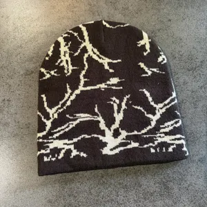 Vue détaillée du bonnet tricoté présentant un superbe motif de branches pour le streetwear.