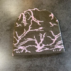 Bonnet tricoté streetwear avec motif d'éclair rose, bonnet unisexe tendance pour le sport.