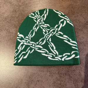 Grüne Strickmütze mit Kettenmuster, Y2K Streetwear warme Beanie Mütze, Detailansicht.