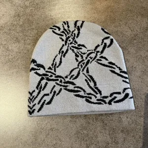 Grau schwarz Kette Strickmütze Streetwear Y2K Stil warm Winter lässig Beanie Detail Ansicht