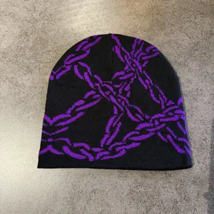 Schwarze Strickmütze mit violettem Ketten-Kreuzmuster Y2K Streetwear warme Wintermütze