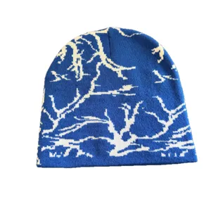 Bonnet en tricot bleu et blanc avec motif de branches stylé, idéal pour le streetwear et l'outdoor.