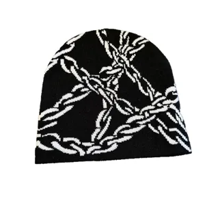 Schwarze Streetwear Beanie Mütze mit weißem Ketten Strickmuster, Y2K Skater Wintermütze.