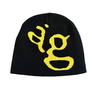 Zwarte gebreide muts met geel letterdesign, warme winter streetwear beanie hoed.