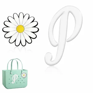 Breloques lettre P et marguerite en EVA pour sac de plage, accessoire DIY mignon.