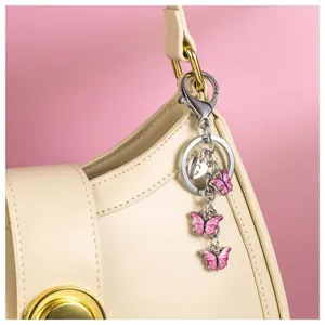 Süßer Schmetterling Schlüsselanhänger mit Buchstaben Anhänger, rosa Emaille Metall für Taschen.