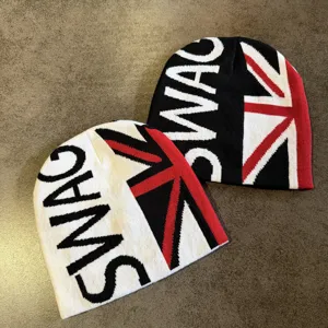 Gedetailleerd overzicht van trendy gebreide mutsen met Union Jack vlag en SWAG jacquard.